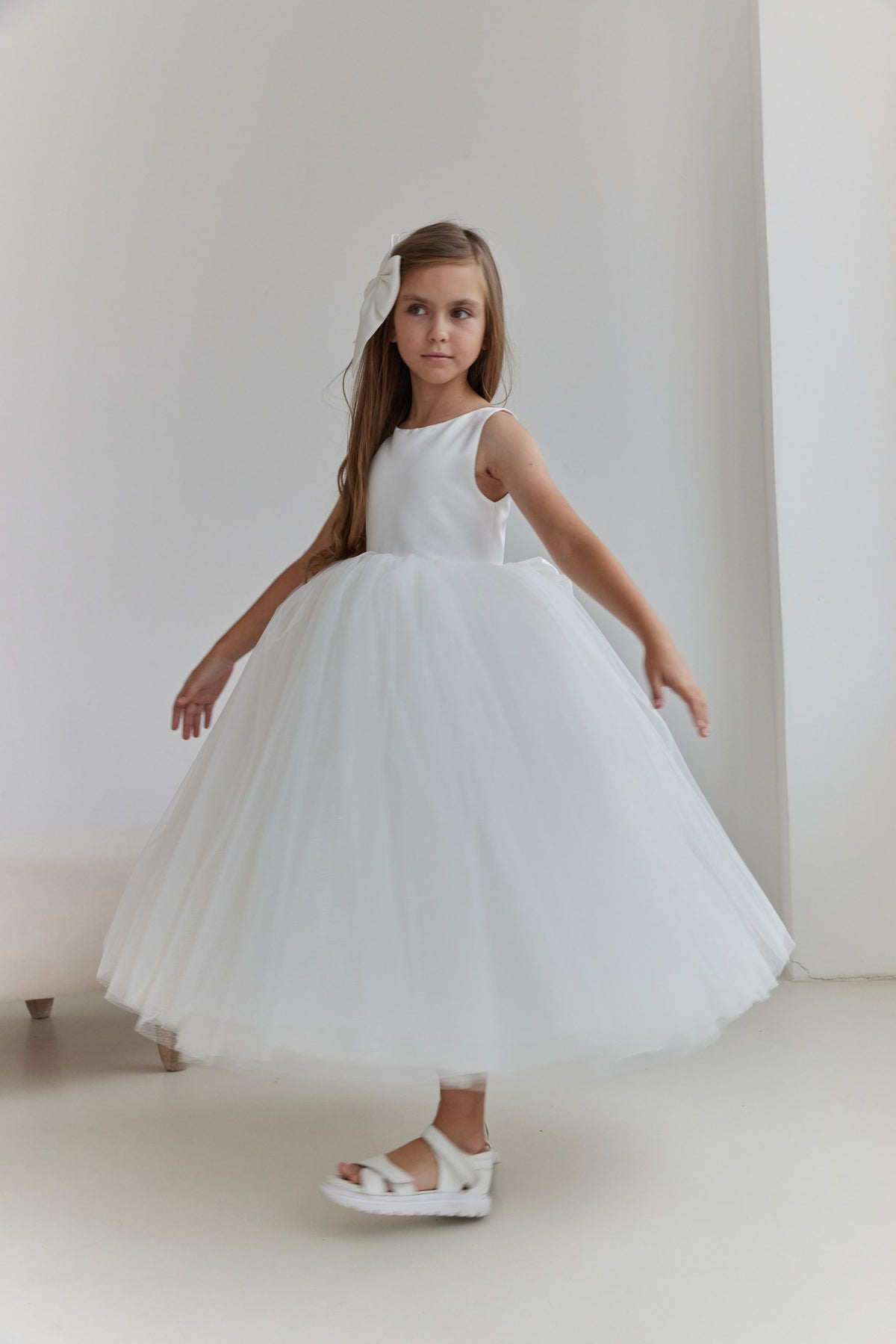 Satin Tulle Flower Girl Dress White Floor Length Holy Communion Gown with Open Back Bow